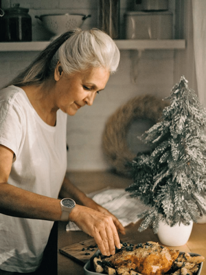 woman-preparing-food-watch-holidays woman-preparing-food-watch-holidays